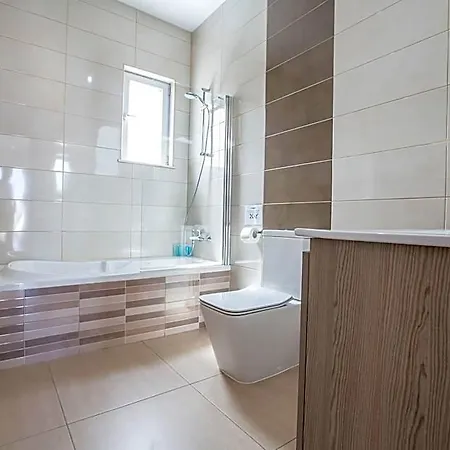 Po490b, Modern 5bdr With Pool, Close To The Beaches